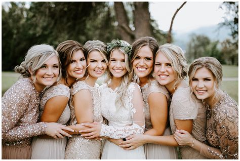 Wedding Poses For Family Group Photos, Outside Wedding Picture Ideas, Natural Wedding Photo Ideas, Wedding Photos 2023, Cool Wedding Photos Bridesmaids, Formal Wedding Pictures, Family Poses Wedding, Family Pictures At Wedding, Fun Wedding Poses For Bridal Party