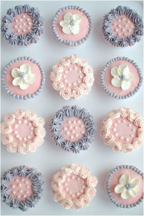 Pretty pink cupcakes Cupcakes Bonitos, Frost Cupcakes, Deco Cupcake, Cupcakes Design, Cupcakes Pink, Cupcake Tower Wedding, Heart Cupcakes, Pretty Cupcakes, Cupcake Cake Designs