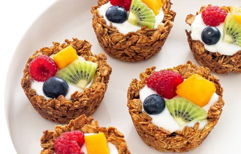 Granola cups (Kid Friendly!) - Chef Savvy Breakfast Granola Cups, Chocolate Protein Balls, Granola Cups, Easy Granola Recipe, Chef Savvy, Easy Granola, Granola Breakfast, Filled Muffins, Oat Muffins