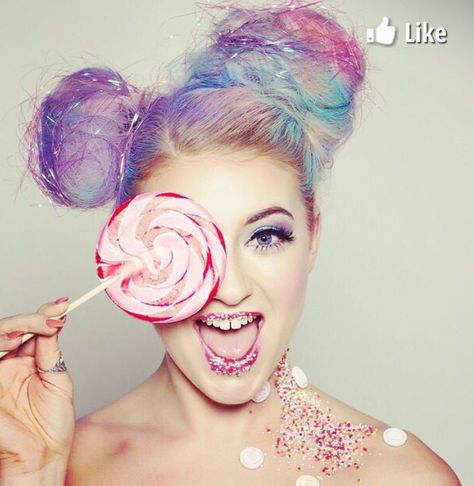 Lollipop Hairstyles, Candy Land Hair Ideas, Candy Theme Hairstyles, Candy Themed Makeup Looks, Lollipop Photoshoot, Candyland Hair Accessories, Hair Color For Morena Skin, Hair Color For Morena, Candy Photoshoot