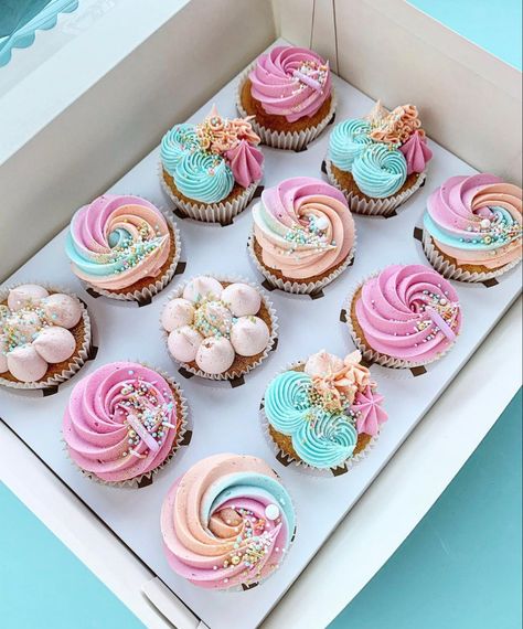 Cupcake Decorating Ideas For Birthday, Mom Birthday Cupcakes, Girly Cupcake Ideas, Cupcake Decorating Aesthetic, Multi Color Cupcakes, Fancy Birthday Cupcakes, Cute Decorated Cupcakes, Candy Theme Cupcakes, Birthday Cupcakes For Women Pretty