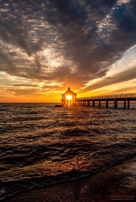 The sunset is photographed in this captivating shot from Lake Pontchartrain.  Louisiana Pier House, Louisiana Bayou, Lake Pontchartrain, Gorgeous Places, Sunset Point, Sunrise Photos, Beautiful Skies, Sea To Shining Sea, Lake Sunset