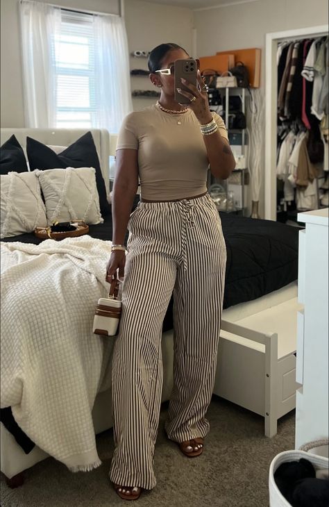 Fall Black Women Outfits, Trousers And Sneakers Outfit, Effortlessly Chic Outfits, Chill Outfits, Classy Casual Outfits, Fitted Tee, Cute Swag Outfits, Casual Chic Outfit, Modest Fashion Outfits