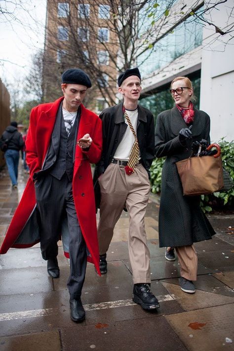 New wave , ska , 80's inspired menswear, fashion Chic London Men, 80s Fashion Trends, Walking Down The Street, Fashion 80s, Men Street, Fashion Weeks, Mode Inspo, Mens Fall, Fashion Week Street Style