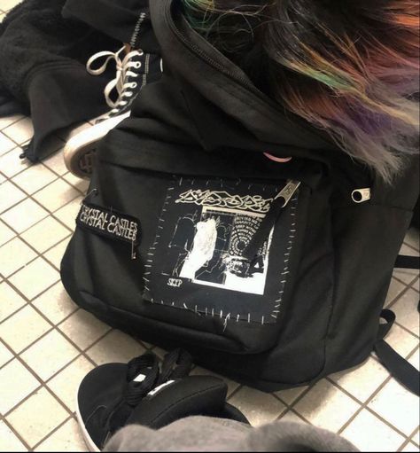 Crust Backpack, Grindcore Outfit, Backpack With Patches And Pins, Metalhead Backpack, Patches On Backpack, Backpack Grunge, Punk Backpack, Backpack With Patches, Grunge Backpack