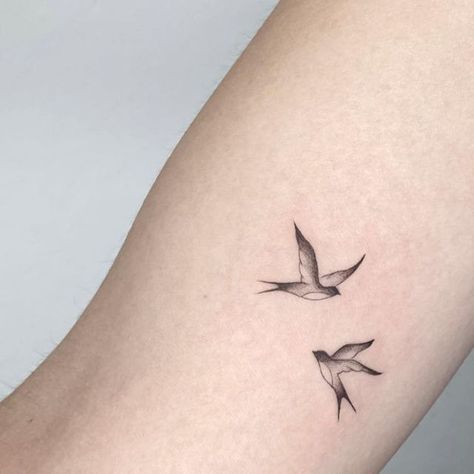 Fine Line Tattoo London on Instagram: "🇬🇧The cutest pare of swallows for @hiuki.k ,  thank you for your trust!   Tattoo done at @thelondonsocial ♠️ . . . 🇧🇷 Um par de andorinhas super fofas para @hiuki.k , obrigada pela confiança!   To book your tattoo please fill in the form on my Bio.   . . . #swallows #swallowstattoo #singleneedle #singleneedletattoo #lineworktattoo #tattoooftheday #londontattoo #londontattooartist #uktattoo #londontattoostudio #london #londonlife #uktattooartists  #dotworktattoo #lineworktattoo  #delicate  #fineline #finelineart #finelinetattoo #dotwork #delicatetattoo #ink #inking #tattoo #tattoos #tattooart #tattooartist  #tattooideas #vegantattoo" Fine Line Swallow Tattoo, Two Bird Tattoo, Fineline Bird Tattoo, Two Swallows Tattoo, Golondrinas Tattoo, Swallows Tattoo, Two Birds Tattoo, Trust Tattoo, Swallow Tattoo Design