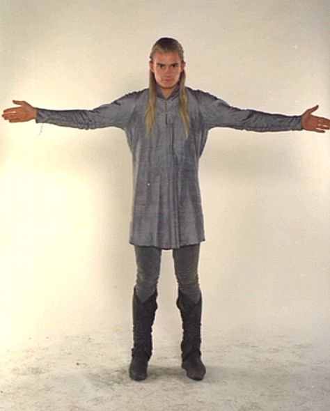 Legolas:Can i have a hug? Me: well yes you can legolas Legolas Cosplay, Legolas Costume, Lord Of The Rings Legolas, Hobbit Costume, Elven Costume, Elven Clothing, Lotr Costume, Legolas Greenleaf, Lotr Elves