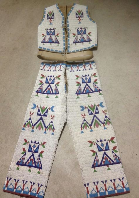 These triangle patterns must be tee-pees. I really want to know what they represent. Sioux Beadwork, Beaded Pants, American Indian Clothing, Beaded Clothing, Native Artifacts, Native Outfits, Geometric Beadwork, Beaded Vest, Indian Museum