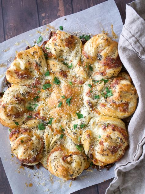 Herb and Cheese Puff Pastry Snowflake – Recipes By Val Pastry Starters, Puff Pastry Snowflake, Snowflake Recipes, Pastry Recipes Savory, Christmas Month, Puff Pastry Recipes Savory, Savory Puff Pastry, Puff Pastry Recipe, Star Bread