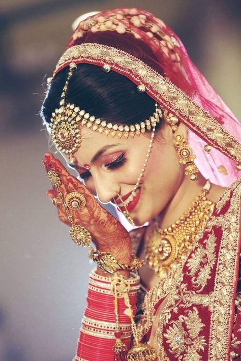 Bridal Poses For Millennial Brides Of 2020  #weddingchicks #shaadidukaan #shaadidukaanindia #poseforbride #millennialbrideweddingpose #weddingdayposeformillennialbride #bridalweddingpose #differentposeforbridal Indian Bride Poses, Indian Bride Photography Poses, Indian Bride Makeup, Bride Photos Poses, Indian Wedding Photography Couples, Bridal Photography Poses, Indian Wedding Couple Photography, Bride Photography Poses, Bride Photoshoot