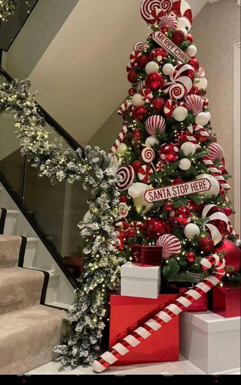 Christmas Tree Inspo, Christmas Decorations Centerpiece, Candy Christmas Tree, Pretty Christmas Decorations, Candy Cane Christmas Tree, Christmas Tree Decorating Themes, Christmas Wreaths Diy Easy, Elegant Christmas Trees, Creative Christmas Trees