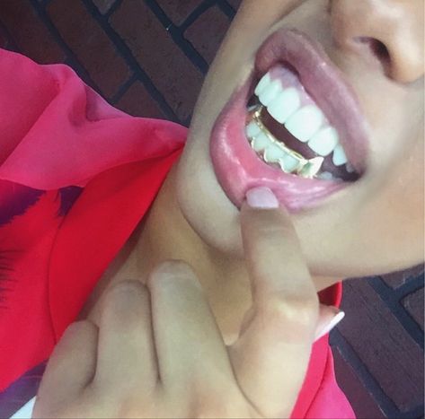 #grillz #grills #ice #teeth #aesthetic #finesse #drip Girls With Grills, Vampire Grillz, Gold Slugs, Gangsta Grillz, Gold Braces, Grillz Teeth, Gold Grill, Gold Everything, Tooth Gem