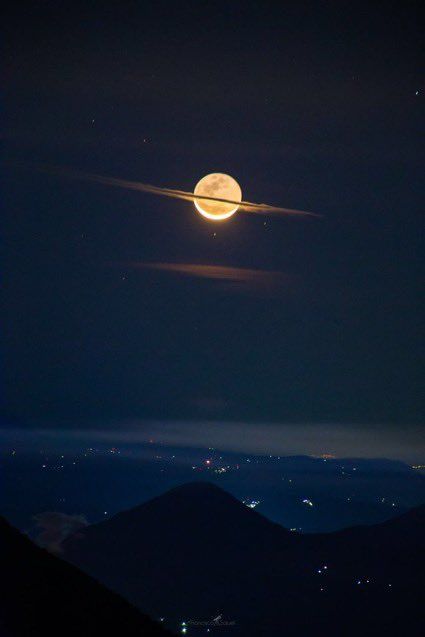 Sky on Twitter: "The moon dressed as Saturn… " Ring Around The Moon, You Are My Moon, Moon Moon, Sky Moon, Moon Pictures, Moon Photography, Moon Lovers, Beautiful Moon, The Night Sky