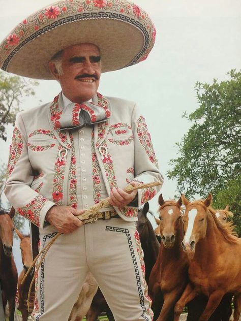 Vicente...love the color Mexican Tuxedo, Mariachi Outfit, Chambelanes Outfits, Mariachi Suit, Vicente Fernandez, Mexican Fashion, Raiders Football, Mexican Outfit, Cowboy Outfits