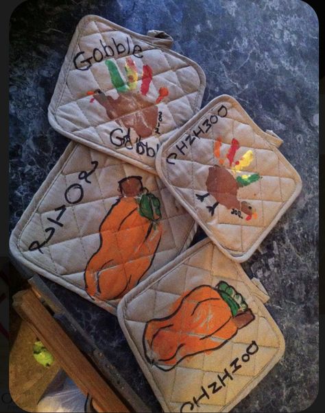 Handprint Pot, Thanksgiving Art For Kids, Thanksgiving First Grade, Babies First Thanksgiving, Thanksgiving Daycare, Pot Holder Crafts, Thanksgiving Food Crafts, Thanksgiving Prayers, Prayer Crafts