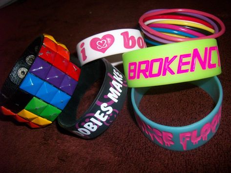 Scene Bracelets, Scene Emo Fashion, Scene 2000s, 2000s Scene, Y2k Scene, Scene Accessories, Silly Clothes, Trashy Outfits, Scene Core