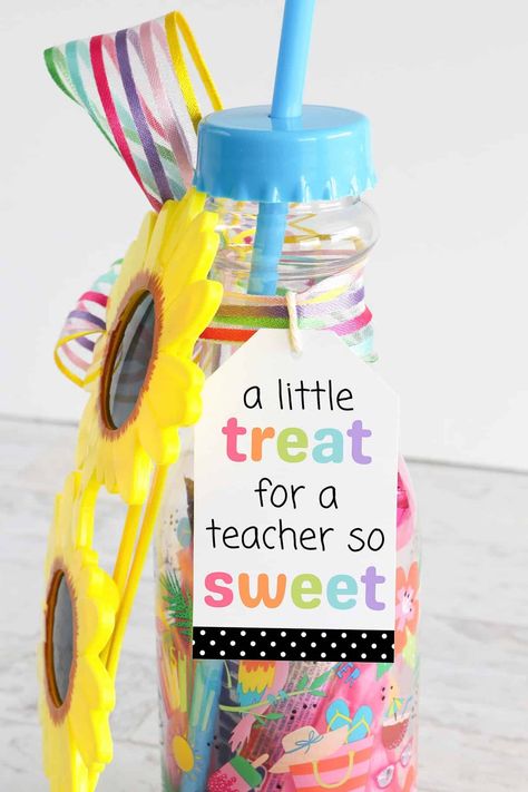 Free Printable Teacher Appreciation Gift Tags - Aubree Originals Free Teacher Gift Tags, Free Teacher Appreciation Gifts, Family Diy Gifts, Teacher Appreciation Gifts Printables, Unique Teacher Appreciation Gifts, Easy Gifts To Make, Printable Teacher Appreciation, Staff Appreciation Gifts, Teacher Gift Baskets