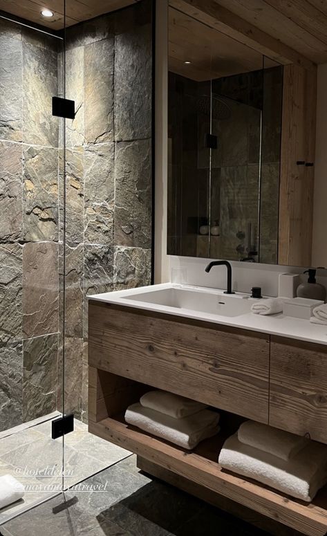 Chalet Bathroom, Mountain Interiors, Chalet Design, Bathroom Design Decor, Remodel Bathroom, Bathroom Inspiration Decor, Modern Cabin, Basement Design, Bathroom Renos