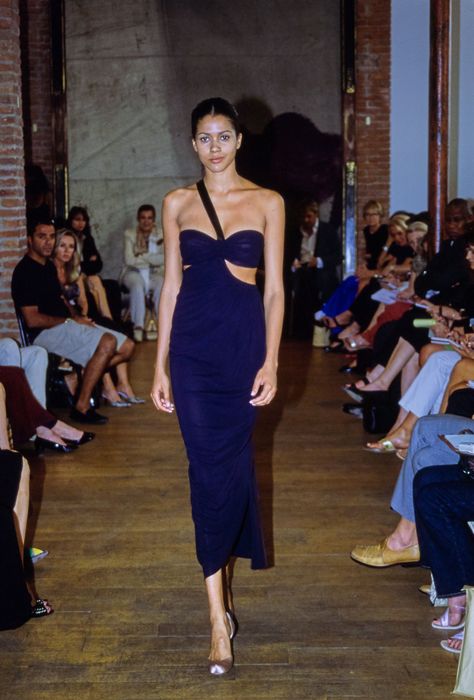 Azzedine Alaïa Fall 2001 Couture Fashion Show Collection: See the complete Azzedine Alaïa Fall 2001 Couture collection. Look 21 2000s Runway, Azzedine Alaïa, Model Behavior, 90s Runway Fashion, Serena Van, Woman Dresses, Model Outfit, Azzedine Alaia, Dior Couture