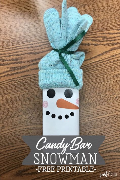 An easy affordable DIY Candy Bar Snowman using a free printable snowman design, candy bar, gloves or socks and a ribbon to tie! This is a simple DIY for a classroom of students, a teacher gift, a MOPS group or for a Holiday get together! The printable makes is SO easy! This is a great affordable gift for a teacher to make for their class for Christmas too! Candy Bar Snowman, Classroom Christmas Gifts, Diy Christmas Gifts For Coworkers, Presents For Students, Candy Bar Gifts, Class Christmas Gifts, Coworkers Gifts, Students Christmas, Diy Christmas Presents