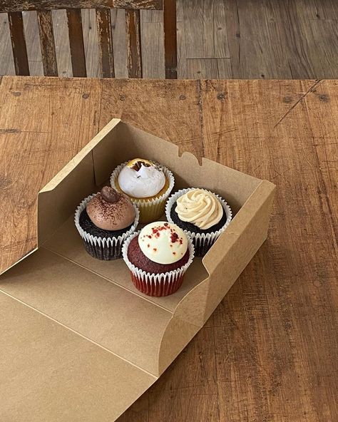 Box Of Cupcakes Aesthetic, Individual Cupcakes Packaging Ideas, Muffin Aesthetic, Muffins Aesthetic, Muffin Packaging, Cupcake Aesthetic, Drinks Chocolate, Dr Food, Beautiful Drink