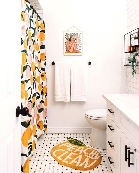 Apartment Therapy on Instagram: “@thekwendyhome has a shower curtain with peaches on it, so we had to have a shower curtain with peaches on it. No seriously, I am @eglube,…” Dorm Bathroom, Bilik Air, College House, Bathroom Decor Ideas Themes, College Apartment Decor, Bad Inspiration, Bathroom Decor Apartment, Casa Vintage, Boho Bathroom