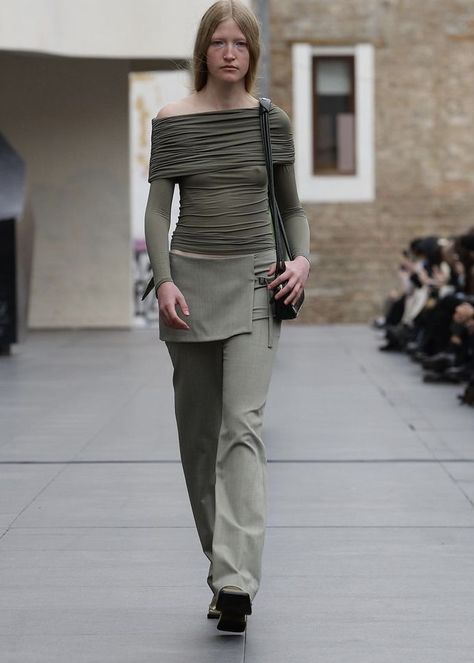 Skirt Pants Outfit, Runway 2023 Spring, Skirt Over Trousers, Skirt Over Pants, Grey Clothing, Dress Over Pants, Barcelona Fashion, Paloma Wool, Wool Skirts