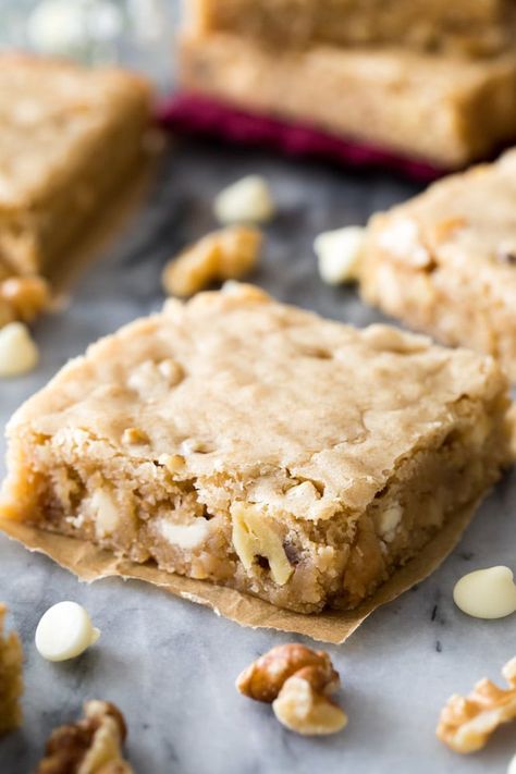 How to make the best chewy BLONDIE recipe! These are so easy and so good, save this recipe! #blondies #barcookie Cheescake Brownies, Best Blondie Recipe, Chewy Blondies Recipe, Best Blondies, Best Blondies Recipe, Blondie Recipes, Sugar Spun Run, Blonde Brownies, Blondie Recipe