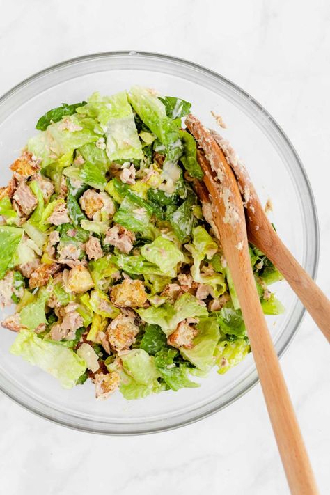 Tuna Ceaser Salad, Tuna Caesar Salad, Tuna Can, Salads To Go, Resep Salad, Caesar Salad Recipe, Caesar Salad Dressing, Romaine Lettuce Salad, Croutons Homemade