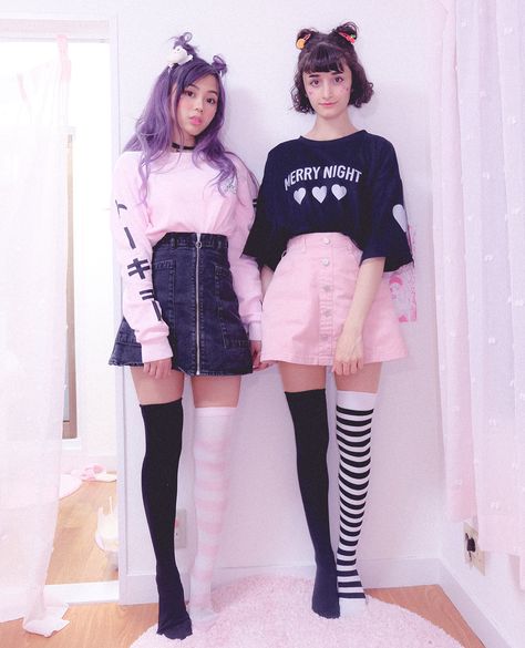 3,323 kedvelés, 45 hozzászólás – ♡ babydoll ♡ (@naomeoww) Instagram-hozzászólása: “chilled at my crib & took fun photos with my cute friend @mikan.mandarin today  swipe left for a…” Pastel Goth Tumblr, Cute Pastel Outfits, Pastel Goth Outfits, Look Grunge, Pastel Goth Fashion, Pastel Outfit, Pastel Fashion, Legging Outfits, Black Outfits