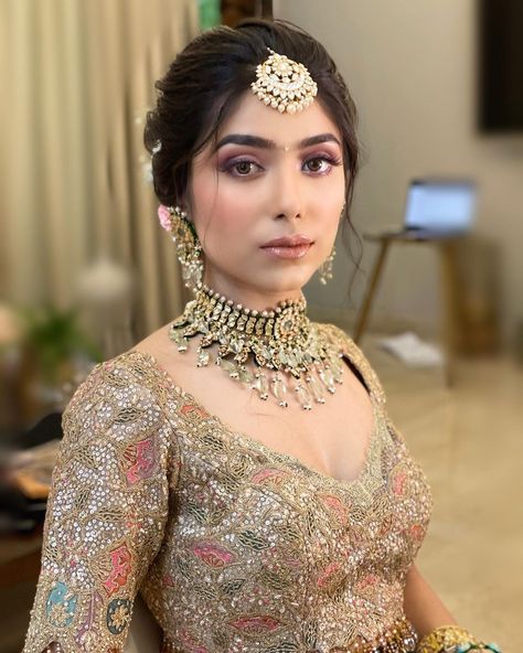 Open Hair Indian Bride Wedding Hairstyles, Pink Lehenga Hairstyle, Bridal Hair For Oval Face, Hairstyle With Jhumar, Sleek Wedding Hairstyles, Shaadi Ideas, Engagement Hairstyle, Reception Makeup, Engagement Looks