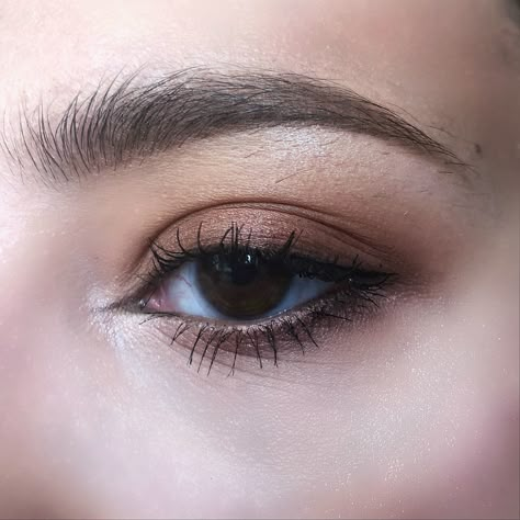 Minimal Dark Eye Makeup, Brow Eyeshadow Look, Smokey Eye Makeup Subtle, Rustic Eyeshadow Look, Basic Brown Eyeshadow, Soft Dark Eye Makeup, Brown Simple Eye Makeup, Brown Eyeshowdow Looks, Earthy Makeup Aesthetic