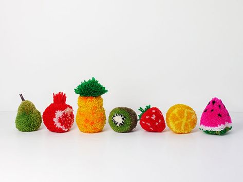 how to make your own pom pom fruits Diy Fruit Bowl, Homemade Party Favors, Diy Laine, Pompon Diy, Pom Pom Animals, Fruit Basket Gift, Diy Bowl, Diy Pom Pom, Astuces Diy