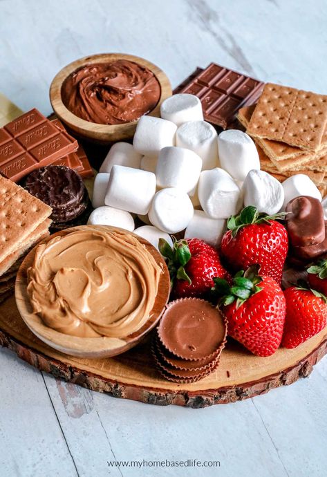 Dessert Charcuterie Board Smores, Backyard Charcuterie Party, Chocolate Food Board, Creative Charcuterie Boards Dessert, Smores Grazing Board, Chocolate Boards Sweet Treats, Chacuretie Board Ideas, Charcuterie Board For Desserts, Yummy Charcuterie Board