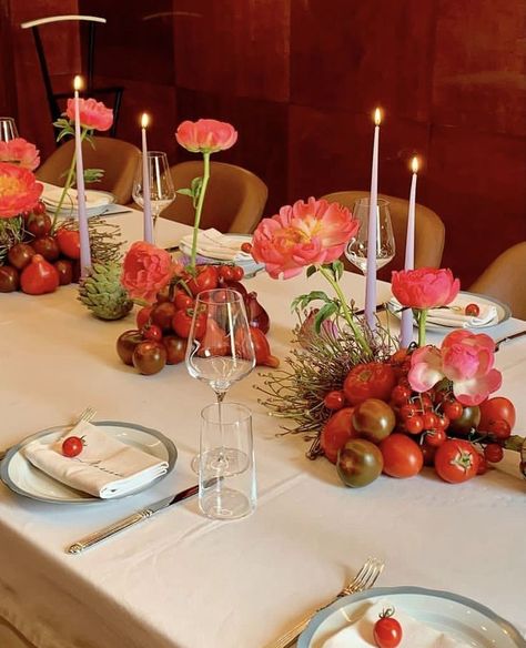 Tomato Table Decor, Fruit Floral Arrangements, Tomato Tablescape, Funky Wedding Decor, Autumn Table Decor, Land Design, Sogetsu Ikebana, Autumn Holiday, Dinner Party Table