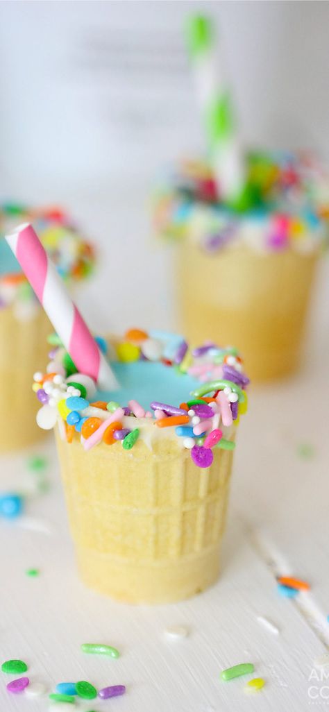 Ice Cream Cone Shots, Smore Shots Recipe, Food In Shot Glasses, Cereal Flavored Shots, Cupcake Shots Alcohol, How To Make Cake Shooters, Ice Cream Cone Dessert Ideas, Ice Cream Shots, Desserts With Alcohol In Them