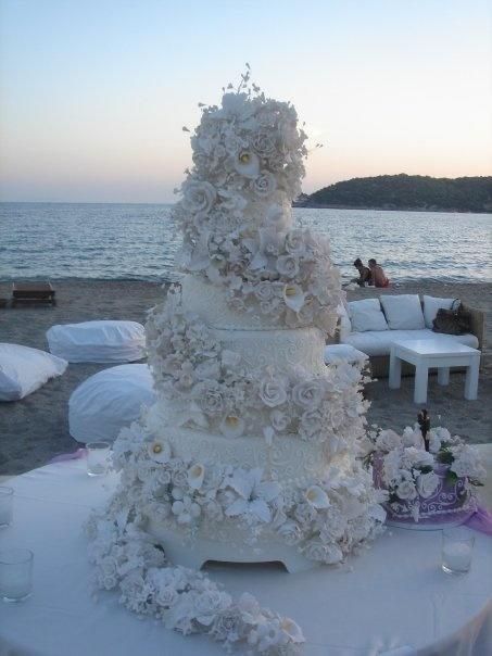 Greek Coast, Flower Wedding Cake, Beach Wedding Destination, Perfect Wedding Cake, Extravagant Wedding Cakes, Big Wedding Cakes, Dream Wedding Cake, Dream Wedding Decorations, Extravagant Wedding