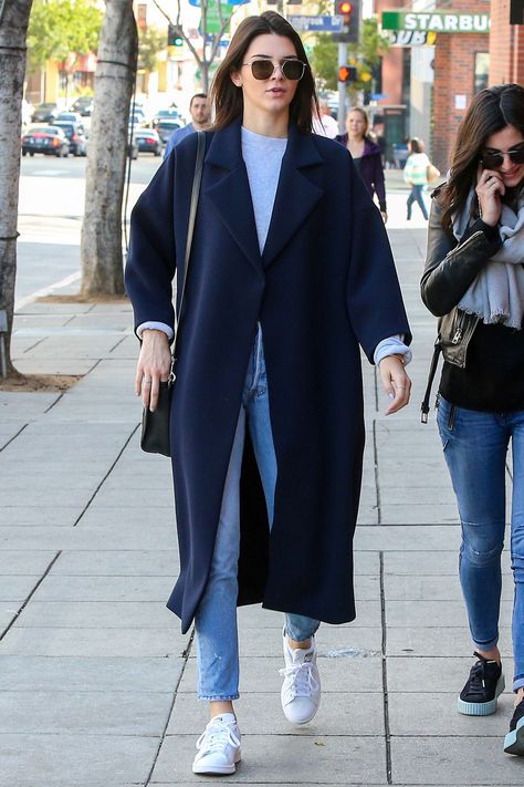 Navy Blue Coat Outfit, Navy Coat Outfit, Blue Coat Outfit, Coat Outfits For Women, Kendall Jenner Style Casual, Kylie Jenner Outfits Casual, Coat Styling, Stile Kendall Jenner, Navy Blue Coat