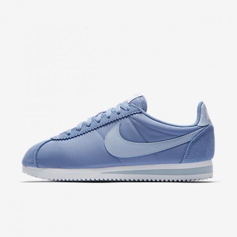 #sneakers de Nike que formarán parte de tu armario esta temporada. #zapatillas #tendencias #streetstyle Converse Shoes Outfit, Classic Cortez, Nike Classic Cortez, Tenis Nike, Nike Classic, Nike Sneakers Women, Nike Store, Fashion 2018, Nike Cortez Sneaker