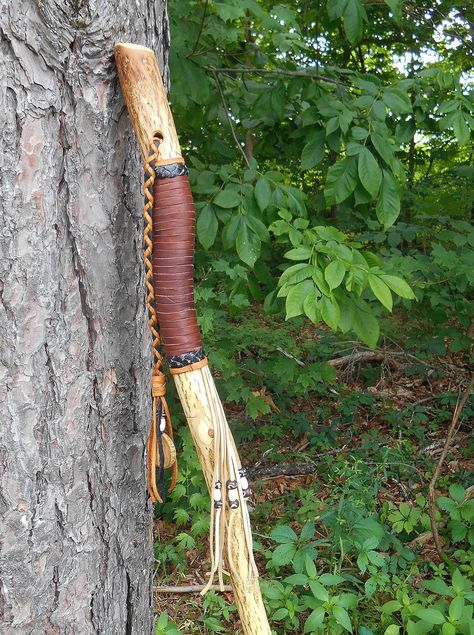 Homemade Walking Sticks, Cool Walking Sticks, Diy Witch Staff, Hiking Sticks Diy, Wizard Staff Diy, Walking Sticks Ideas Homemade, Walking Stick Designs, Shaman Staff, Native Spirituality