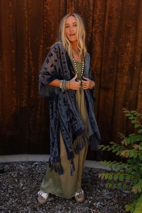 Crushin' On You Velvet Kimono - Navy Blue | Three Bird Nest Kimono Winter Outfit, Kimono With Dress Outfit, Velvet Kimono Outfit, Boho Kimono Outfit, Advanced Style Boho, Bohemian Style Winter, 2025 Style, Black Plain Dress, Kimono Outfits