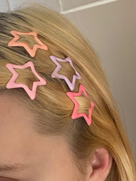 Hairstyles With Star Clips, Star Clips Hair, Arm Cover Up Tattoos, Star Clips, Star Hair Clips, Simple Dress Casual, Hair Styels, Y2k Hair, Pink Hair Clips