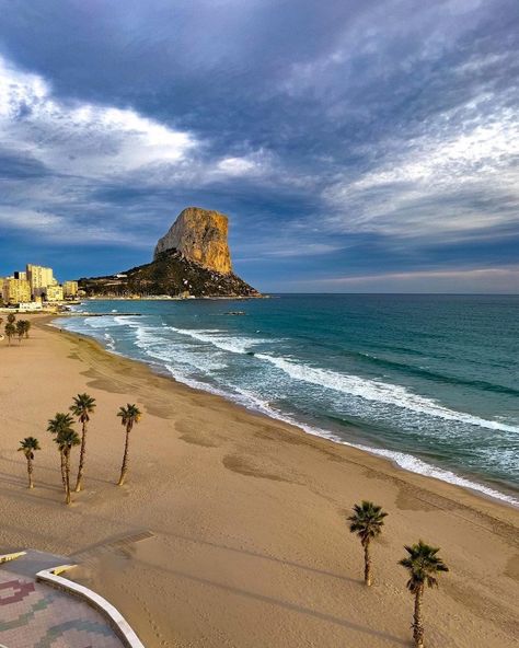 Calp / Calpe .⁠ .⁠ .⁠ Photo faby_top .⁠ .⁠ .⁠ #nature #casarural #turismorural⁠ #altea #pueblomascarat #alicante #calpe Alicante Photo Ideas, Season Pictures, Calpe Spain, Spain Aesthetic, Mediterranean Lifestyle, Spain Vacation, Alicante Spain, Summer Goals, Holiday Pictures