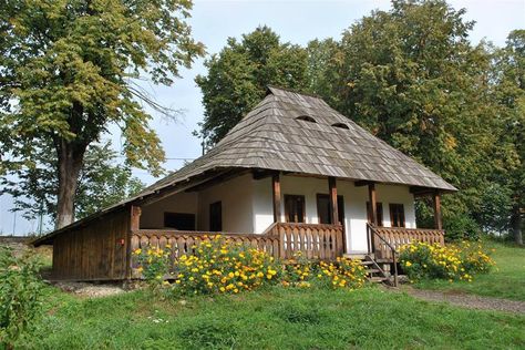 traditional Romanian country house Romanian House, Romanian Architecture, Old Country Houses, Earthship Home, Rural House, Wood Architecture, Traditional Houses, Countryside House, Village House Design