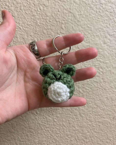 Easy Crochet Keychain Ideas, Fast Crochet Keychain, Easy Crochet Keychain Free Pattern, Crochet Car Decor Free Pattern, Keychain Crochet Ideas, Crochet Projects For Men, Cute Crochet Keychains, Crochet Keychain Tutorial, Easy Crochet Keychain