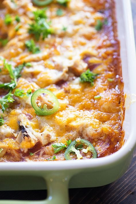 This tamale casserole is topped with shredded chicken. It's such a perfect dinner to satisfy those Mexican cravings! Chicken Tamale Casserole, Chicken Tamale, Tamale Casserole, Chicken Tamales, Tamale Pie, Mexican Recipe, Tuna Casserole, Holy Moly, Monterey Jack