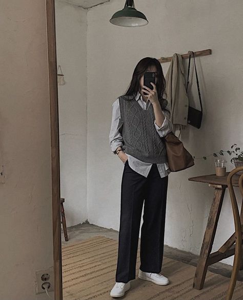 School Outfits Formal, Business Casual Asian, Cardigan Office Outfit, Women Business Casual Outfits, Slacks Outfit, Casual College Outfits, Fashion Top Outfits, Korean Casual Outfits, Everyday Fashion Outfits