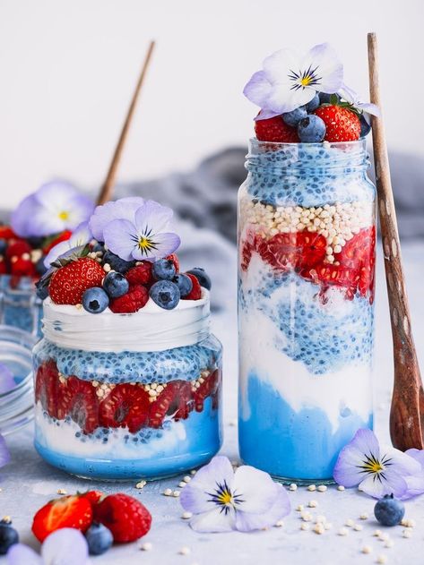 Blue Pancakes, Breakfast Jars, Blue Latte, Oat Cream, Chia Overnight, Blue Breakfast, Colorful Breakfast, Breakfast In A Jar, Chia Overnight Oats