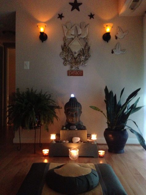 Love the Buddha setup here....great for a nook. I think this buddha head is also a fountain! Sala Zen, Sala Yoga, Yoga Meditation Space, Home Yoga Room, Yoga Meditation Room, Reiki Room, Meditation Room Decor, Healing Room, Meditation Corner