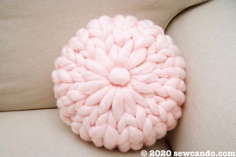 Hand Knit Round Pillow, Hand Crochet Pillow Chunky, Finger Crochet Pillow, Hand Knit Pillow Diy, Finger Knitting Pillow, How To Hand Knit A Pillow, Hand Knit Chunky Pillow, Finger Knit Pillow, Chunky Knit Pillow Diy